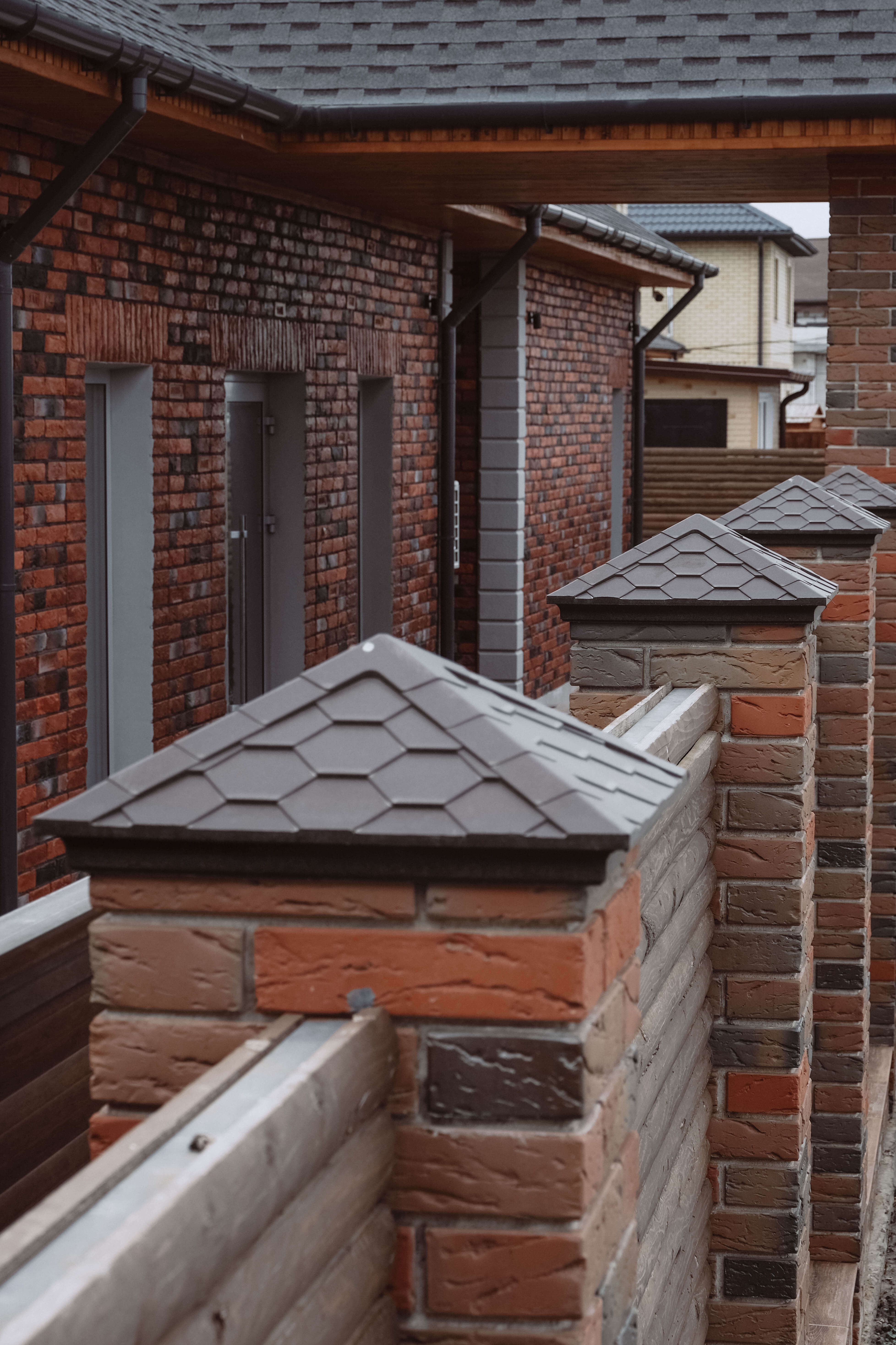 Колпак Zking Эверест Коричневый на столб 1.5х1.5 кирпича (390х390мм) в Волхове фото